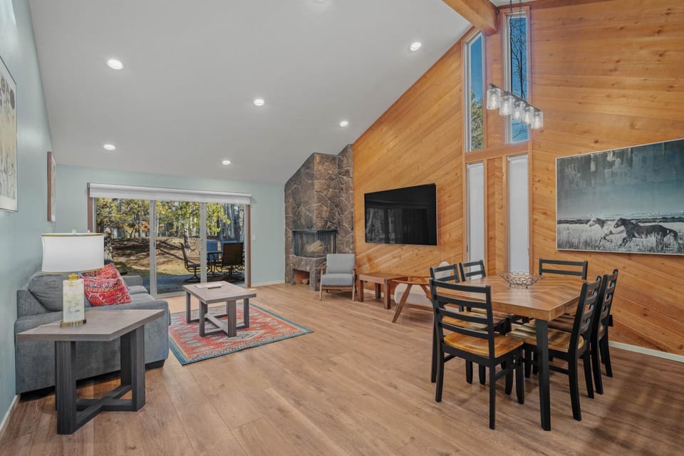 TV and multimedia, Living room, Seating area, Dining area, fireplace, furniture
