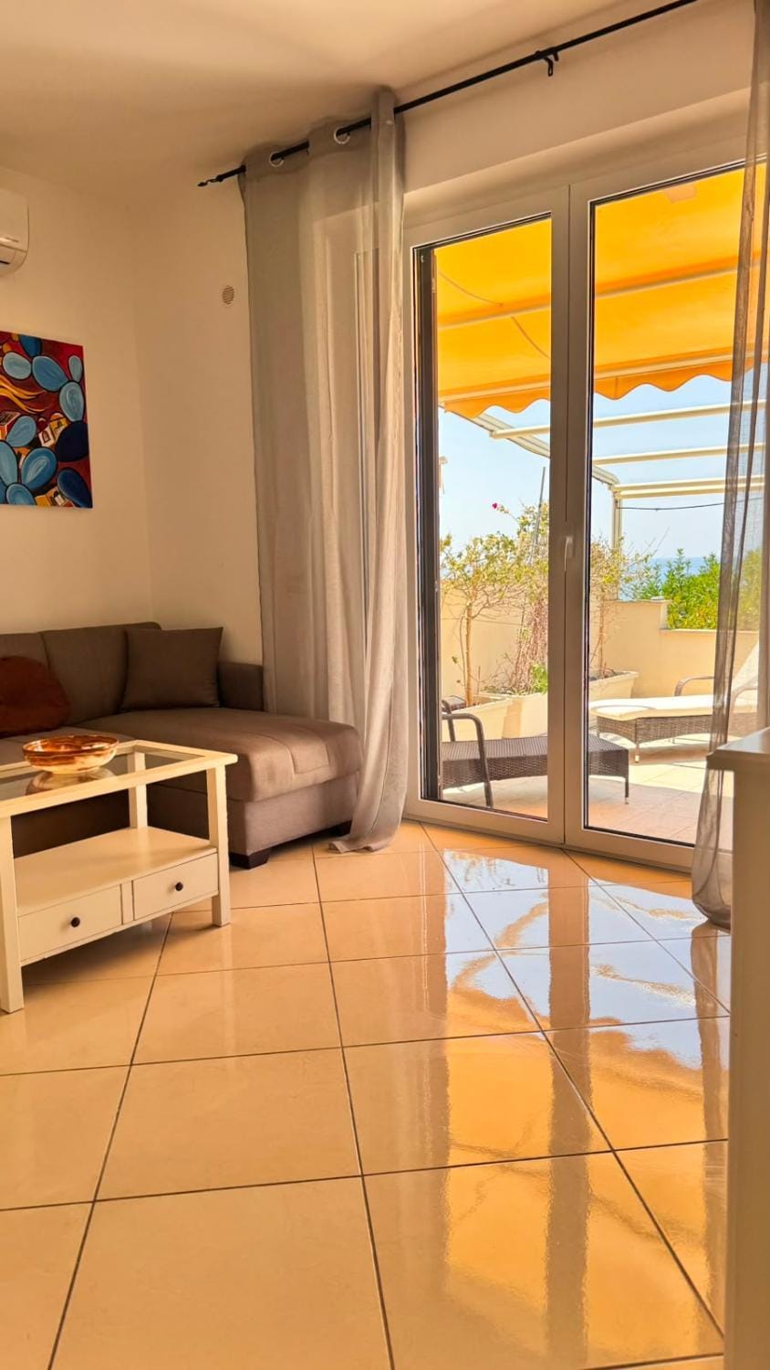 Natural landscape, Balcony/Terrace, Living room, Seating area