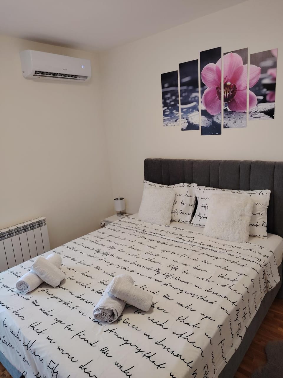 Bedroom, towels