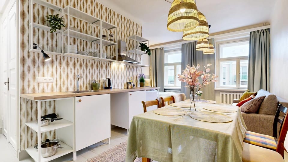 Kitchen or kitchenette, Dining area