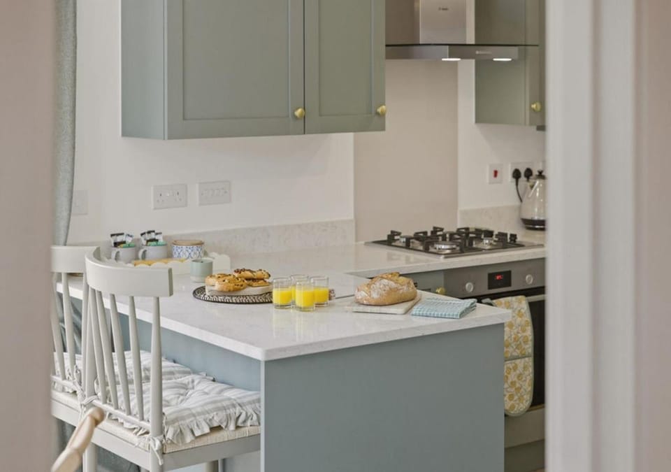 Coffee/tea facilities, Breakfast, dishwasher, microwave, oven, stove, towels, washing machine, kitchen