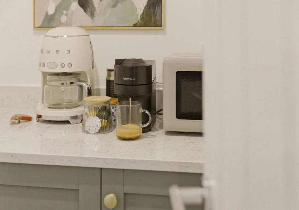 Coffee/tea facilities, microwave, storage