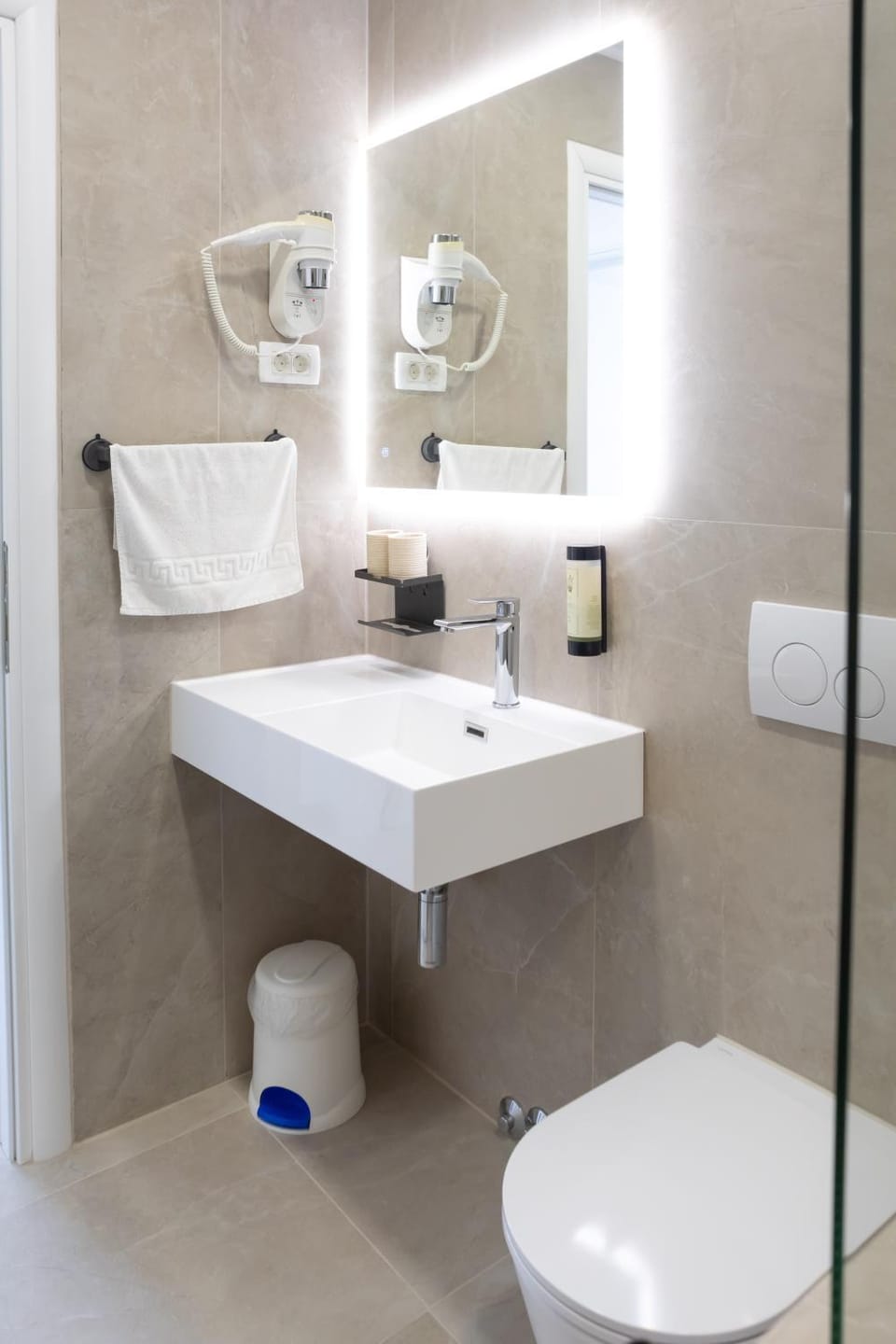 Toilet, Bathroom, towels