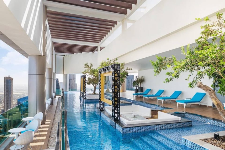 with Pool Gym 7 mins to Dubai Mall 3 King Beds House in Dubai