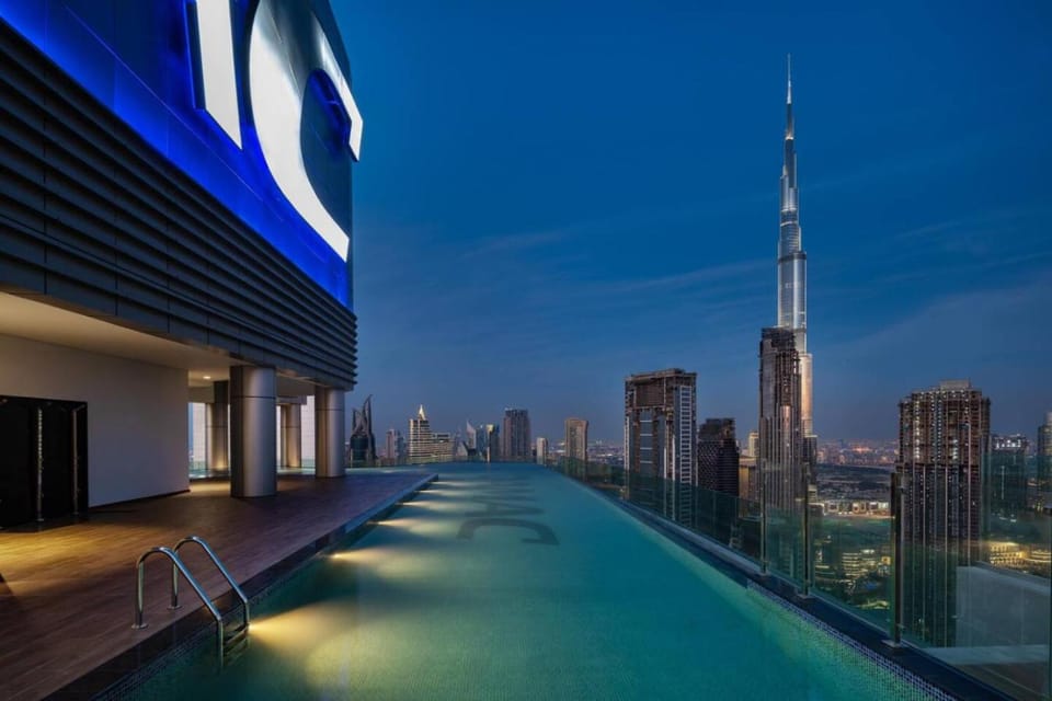with Pool Gym 7 mins to Dubai Mall 3 King Beds House in Dubai