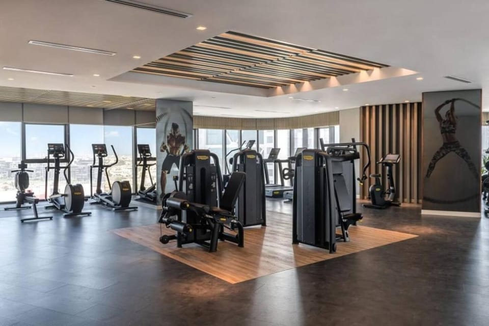 with Pool Gym 7 mins to Dubai Mall 3 King Beds House in Dubai