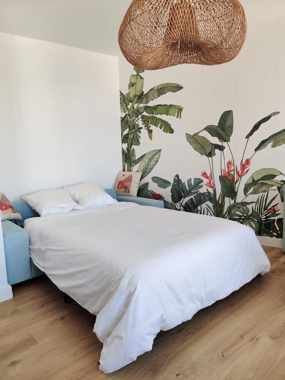 Bed, Living room