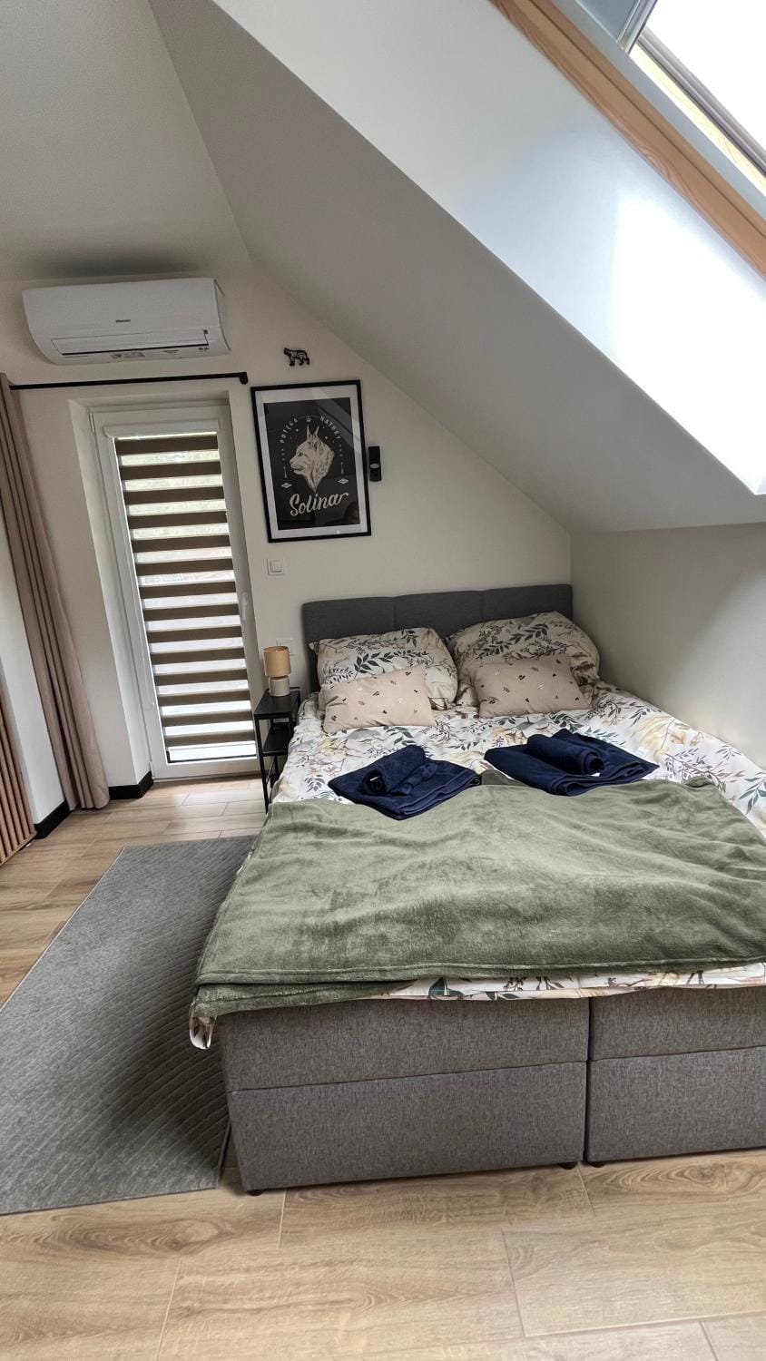 Bed, Photo of the whole room, Bedroom, towels, air conditioner