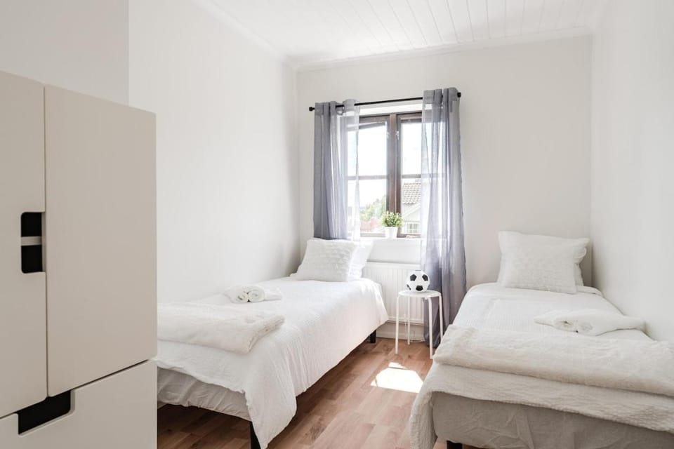 Bed, Bedroom, towels, wardrobe