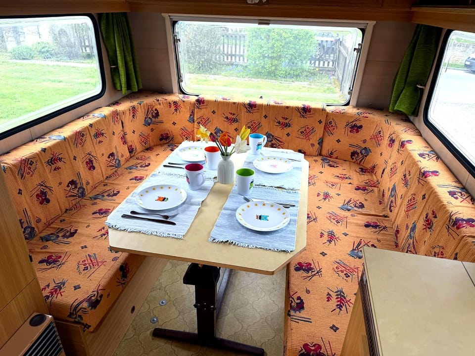 Seating area, Dining area, Food