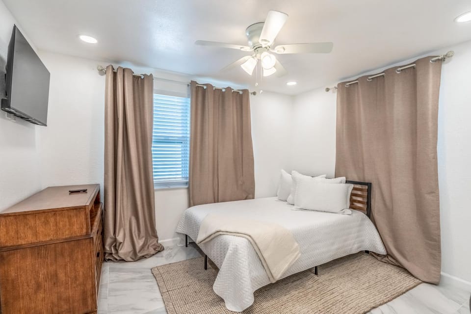 Bed, TV and multimedia, Photo of the whole room, Bedroom