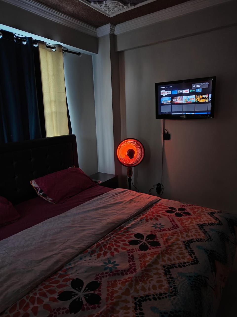 Bed, TV and multimedia, Photo of the whole room, Bedroom