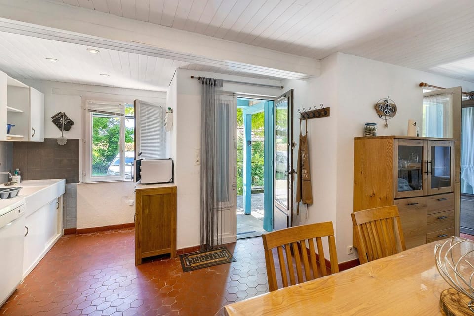 Property building, Kitchen or kitchenette, Living room