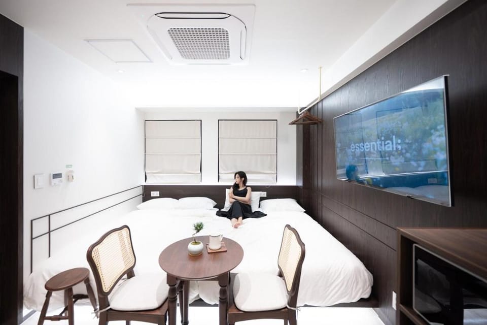 TV and multimedia, Living room, Seating area, Dining area, air conditioner