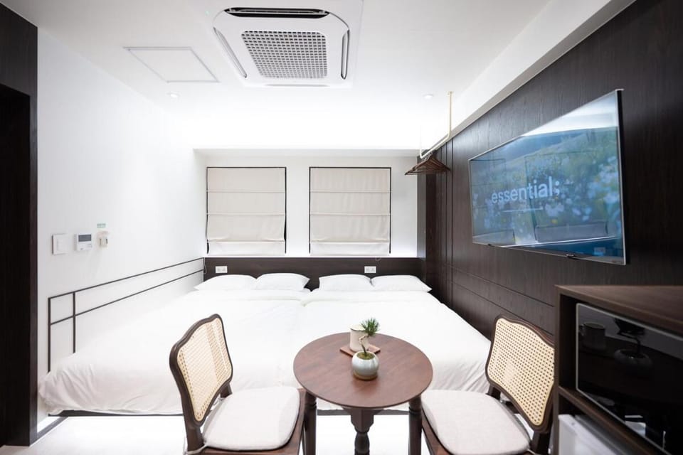 Bed, TV and multimedia, Seating area, Dining area, Bedroom, air conditioner