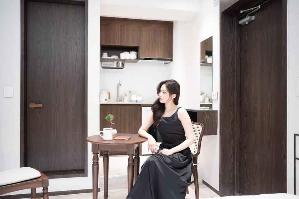 People, Kitchen or kitchenette, Living room, Seating area, Dining area