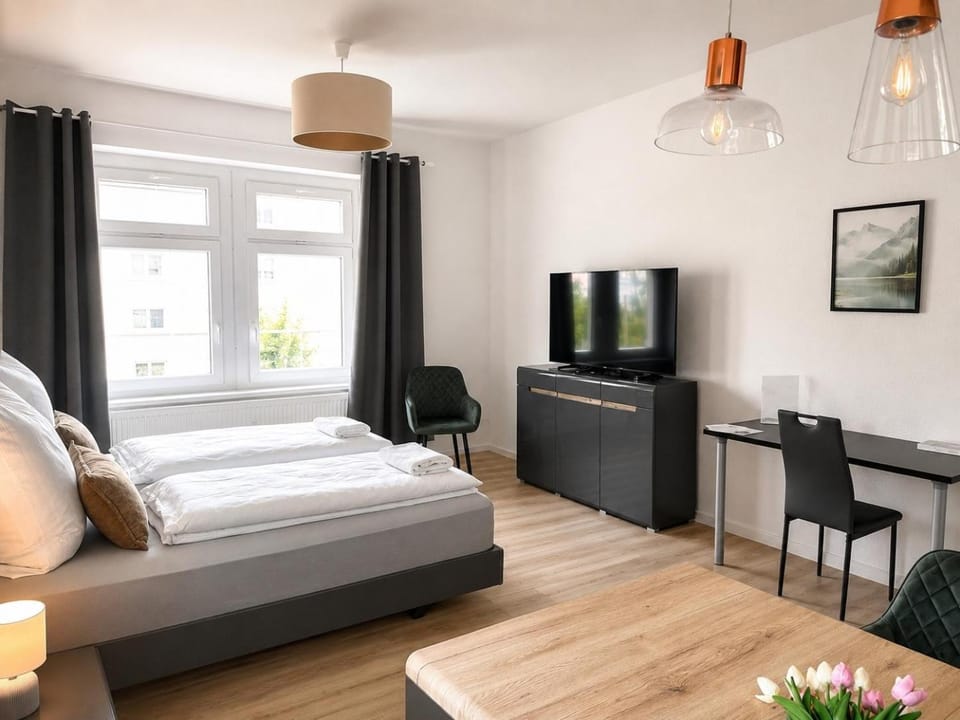 Bed, TV and multimedia, Photo of the whole room, Bedroom