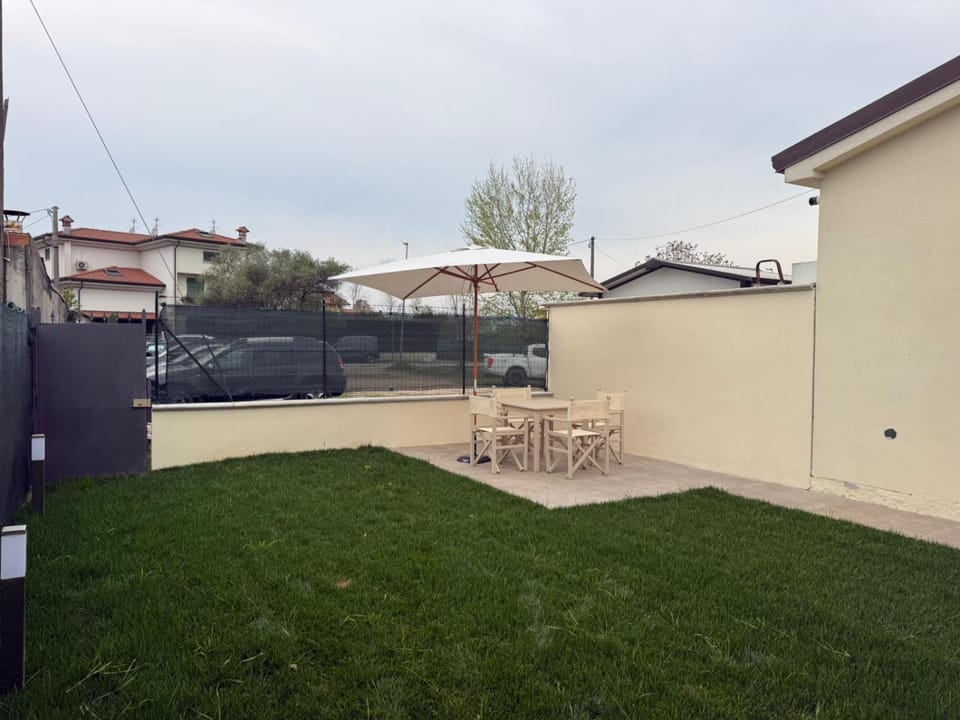 Mistral Holidays - Monolocale con giardino a Marina di Carrara vicino al mare Apartment in Marina di Carrara