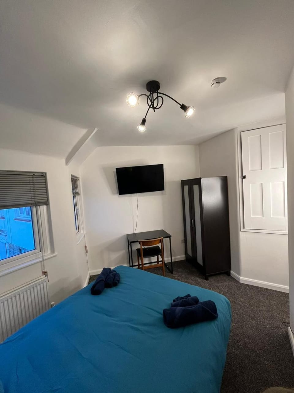 Bed, TV and multimedia, Photo of the whole room, Bedroom, towels, wardrobe