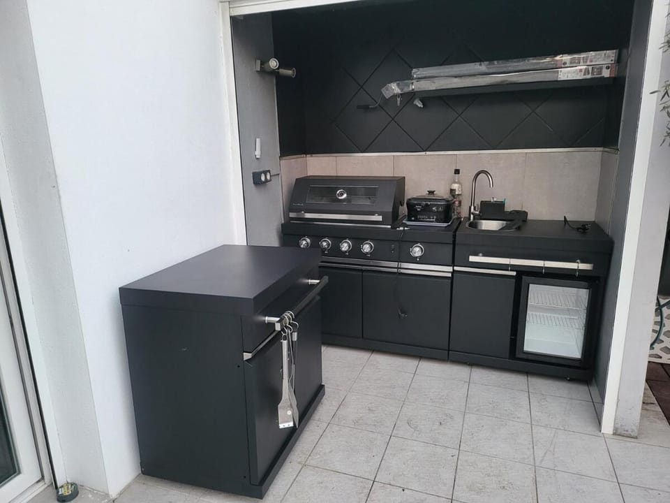 Kitchen or kitchenette, minibar