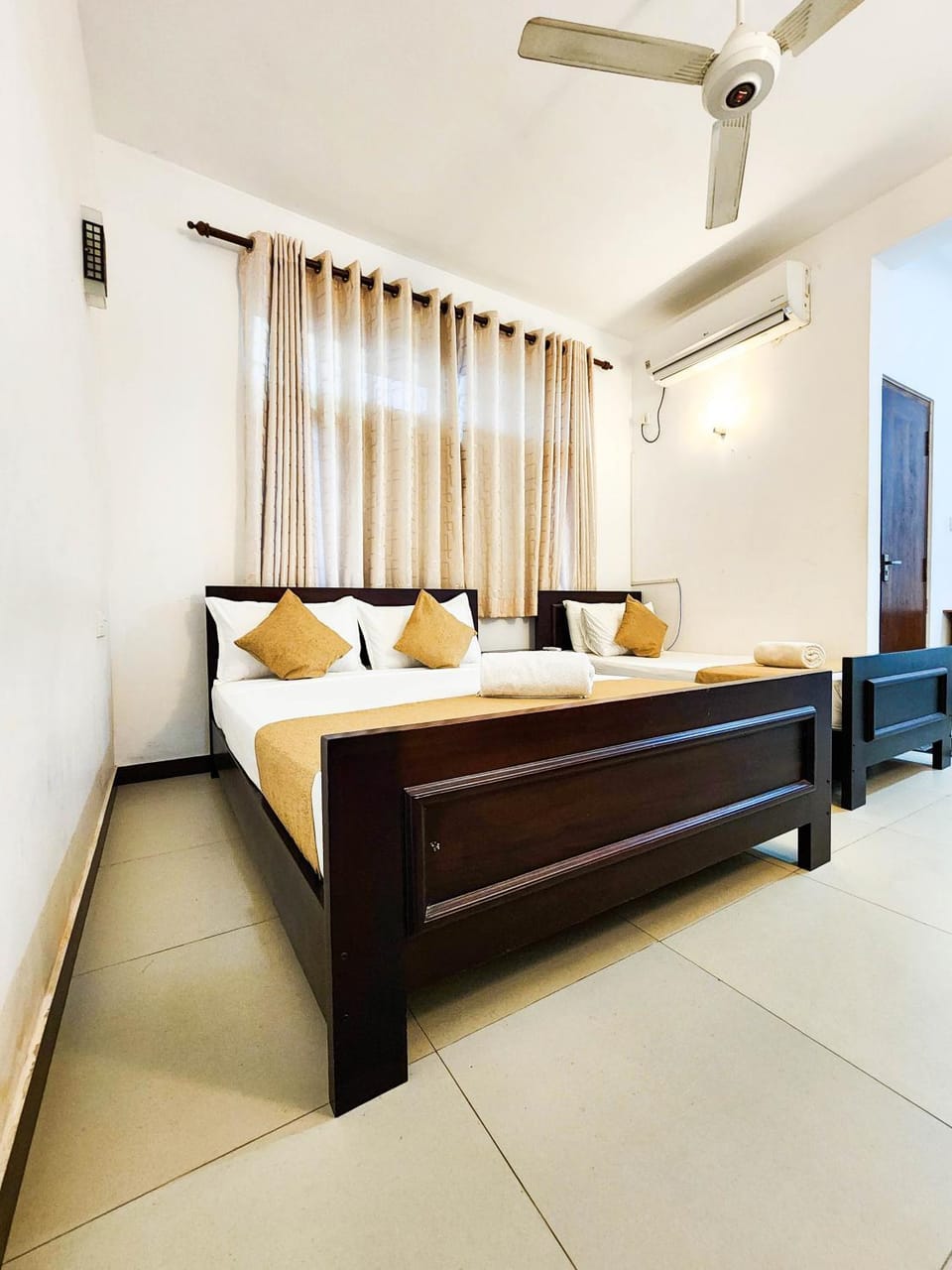 Bed, Photo of the whole room, air conditioner