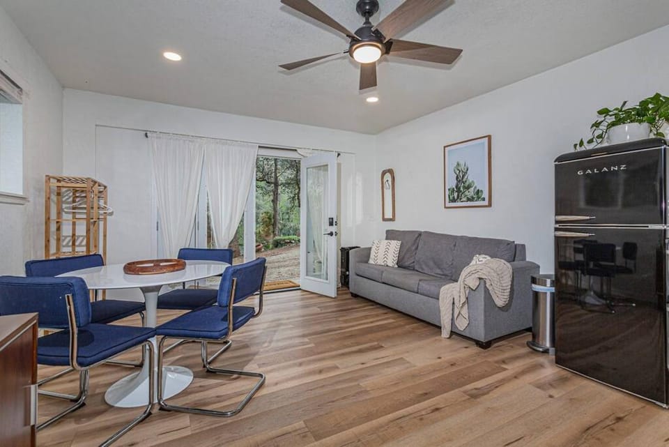 Beautiful Sequoia Hideout Modern with Views Apartment in Three Rivers