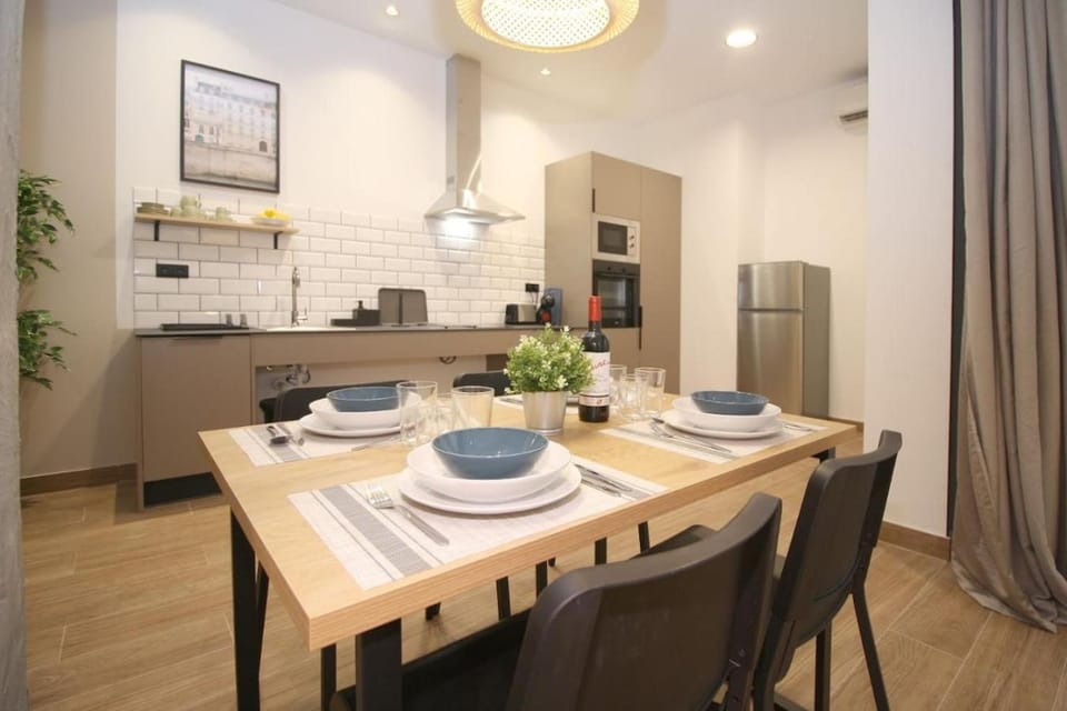 Kitchen or kitchenette, Dining area