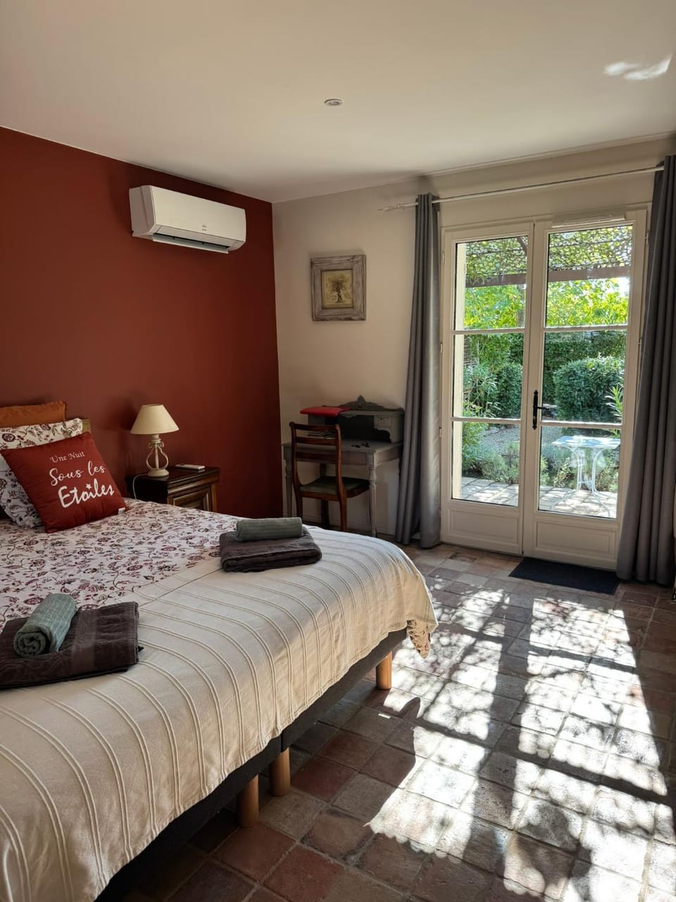 Photo of the whole room, Bedroom, Garden view