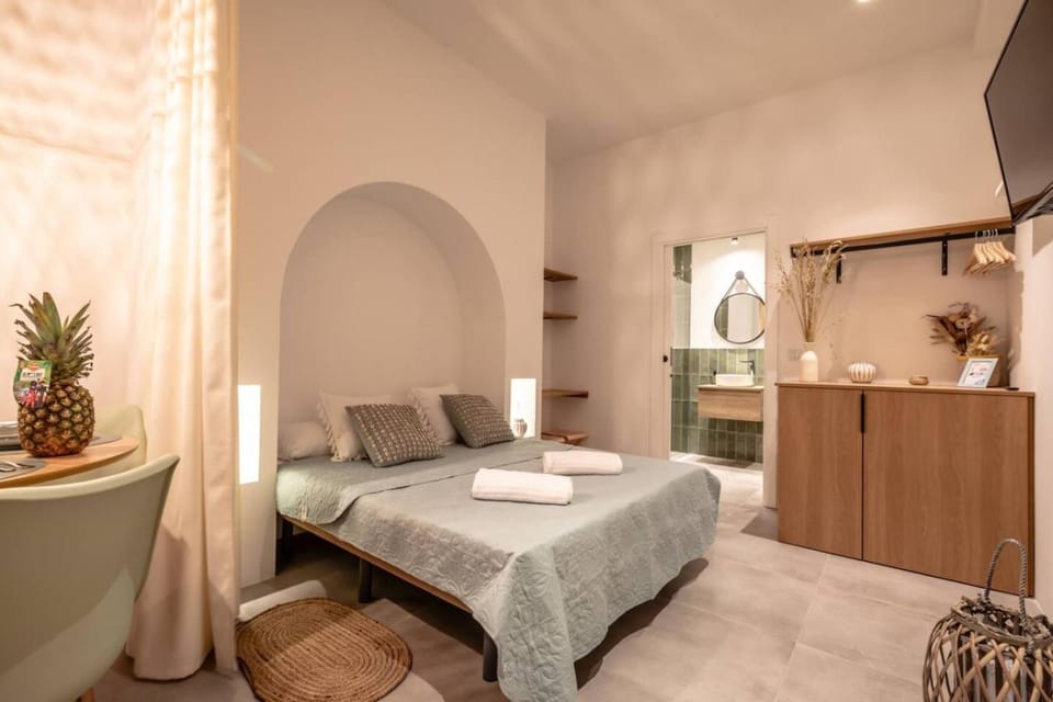 Bed, TV and multimedia, Photo of the whole room, Bedroom, towels