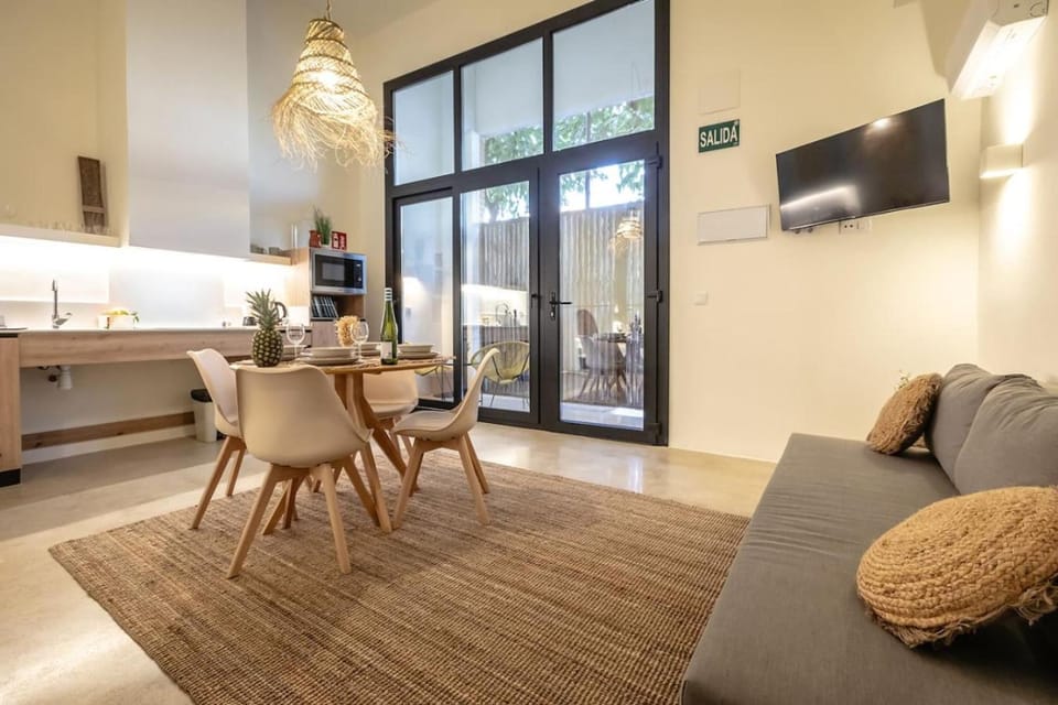 Communal lounge/ TV room, TV and multimedia, Kitchen or kitchenette, Living room, Seating area, Dining area