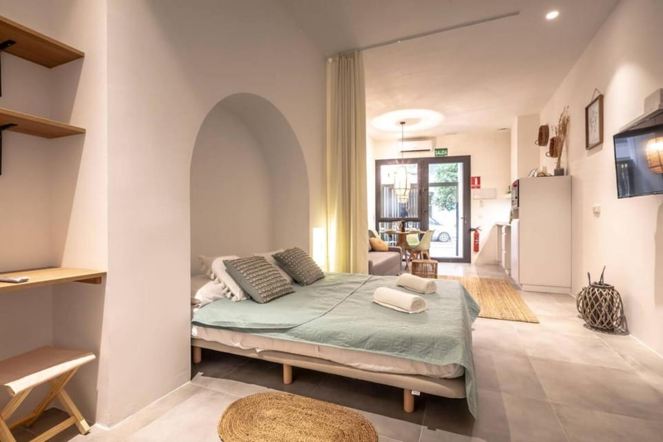 Bed, TV and multimedia, Photo of the whole room, Bedroom, towels