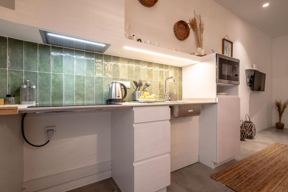 Coffee/tea facilities, Kitchen or kitchenette, stove