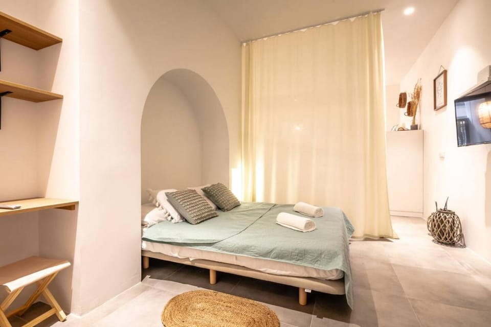 Bed, TV and multimedia, Photo of the whole room, Bedroom, towels