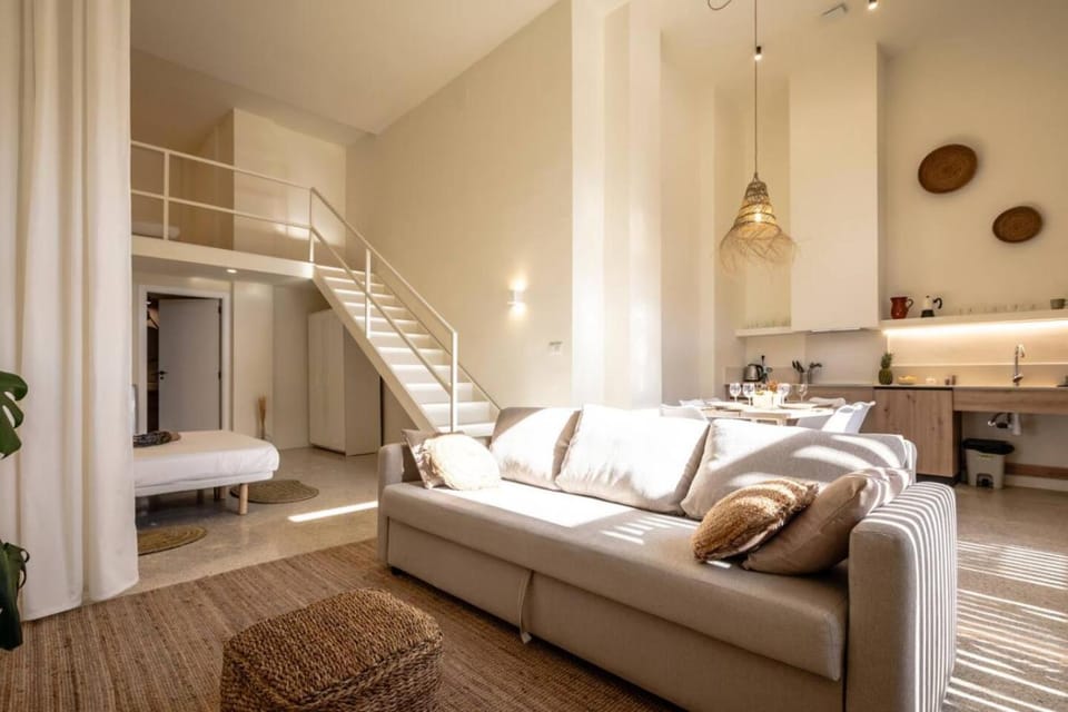 Bed, Living room, Photo of the whole room, Seating area