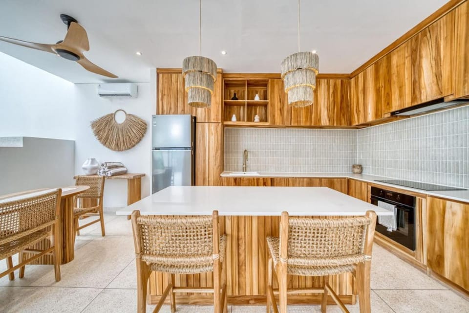Kitchen or kitchenette, Dining area, oven, stove