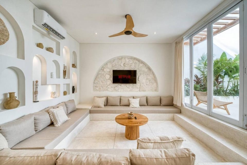 TV and multimedia, Living room, Pool view