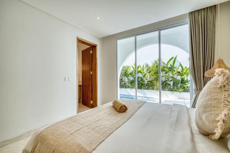 Bedroom, Pool view