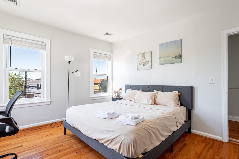 Spacious 2BR-1BA-4 Beds NYC MetLife Parking Apartment in Bayonne
