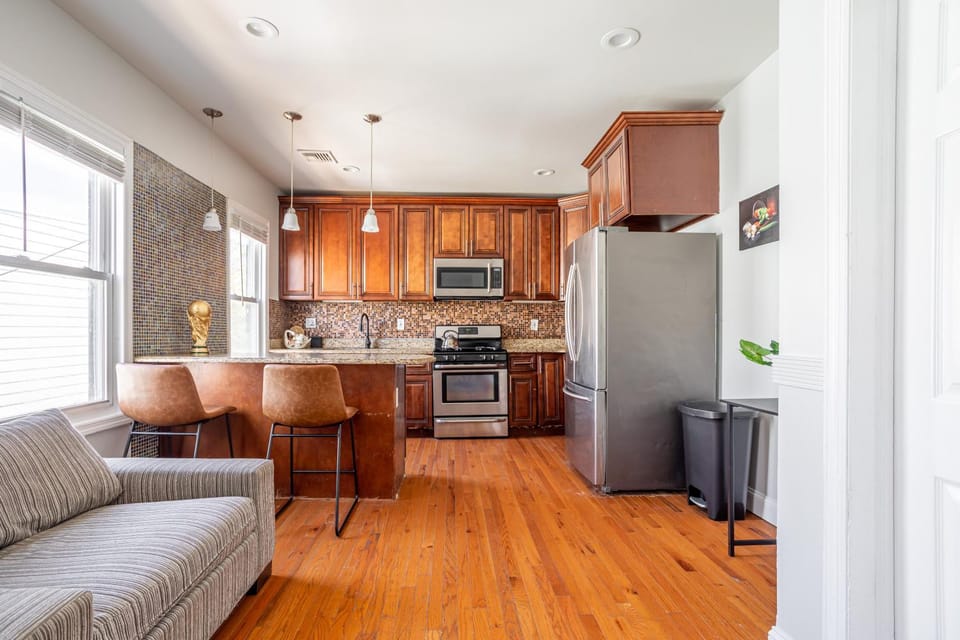 Spacious 2BR-1BA-4 Beds NYC MetLife Parking Apartment in Bayonne