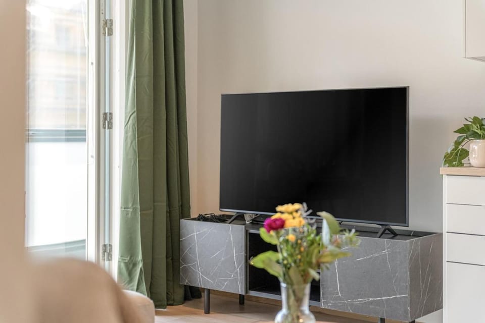 TV and multimedia, Living room, Evening entertainment