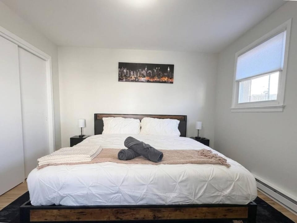 8 Mins to Penn Station, NYC Modern 2 BR w Laundry Apartment in Kearny