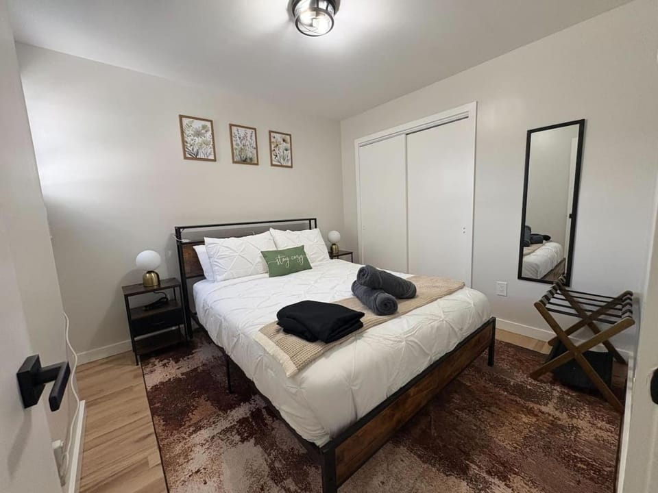 8 Mins to Penn Station, NYC Modern 2 BR w Laundry Apartment in Kearny