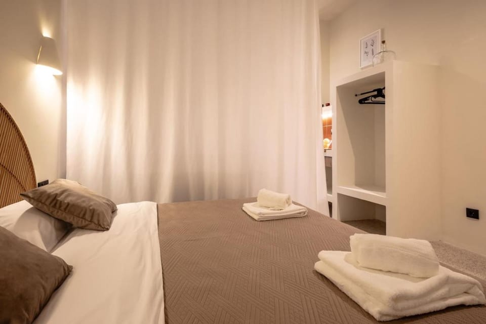 Bed, Bedroom, towels