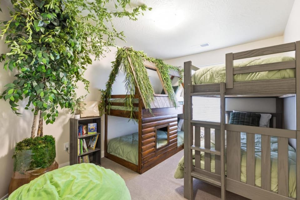 Bedroom, bunk bed
