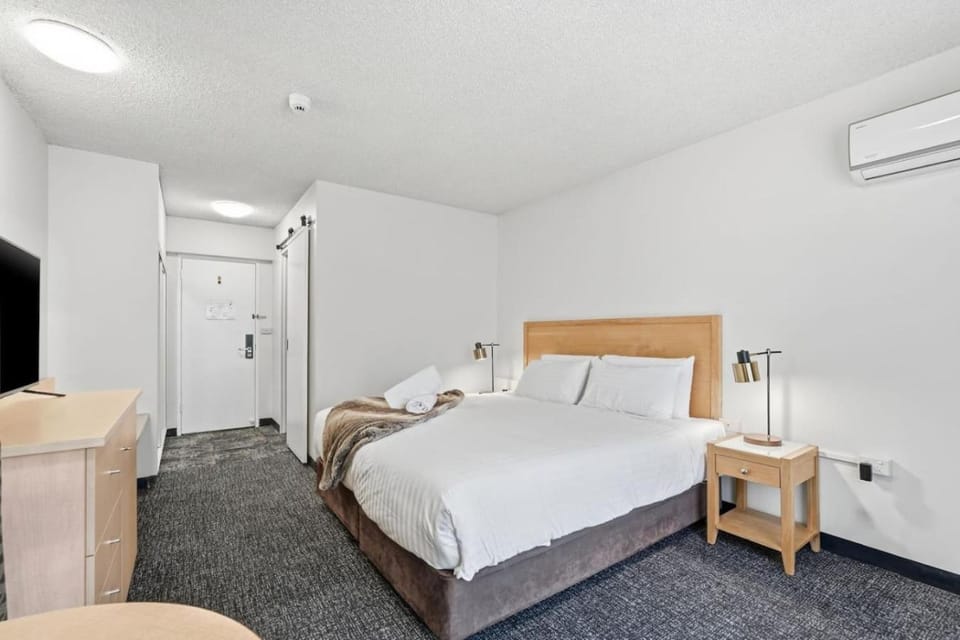 King Room with Balcony Views Apartment in Hobart