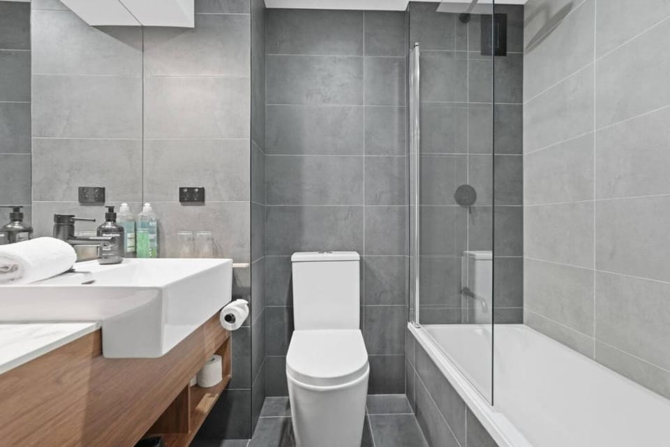 King Room with Balcony Views Apartment in Hobart
