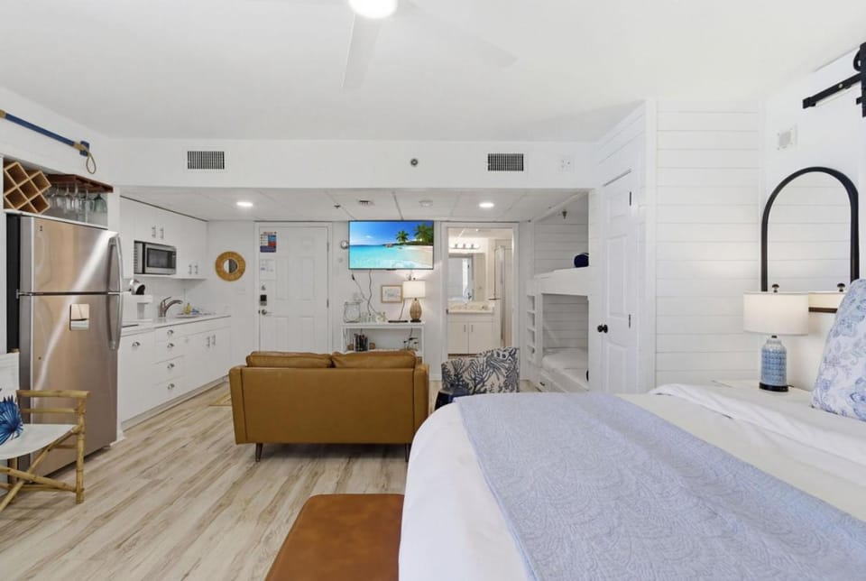Beachfront Condo, Sleeps 4, Balcony Gulf Views, Long Beach Resort Tower 1 House in Panama City Beach