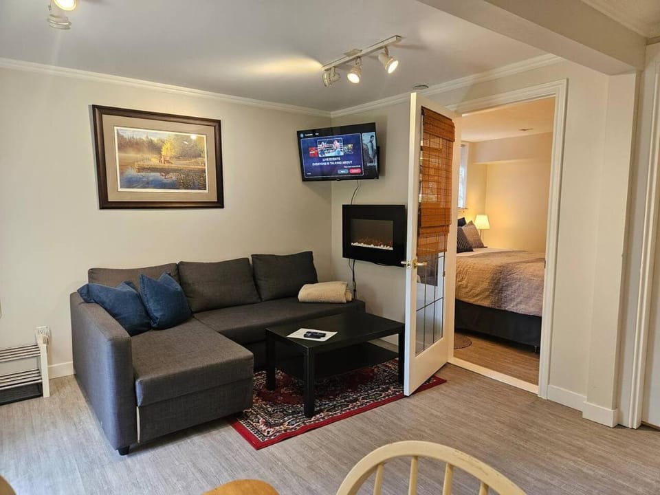 Seabreeze Escape - Snug Cove Apartment in Bowen Island