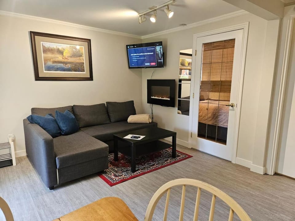 Seabreeze Escape - Snug Cove Apartment in Bowen Island