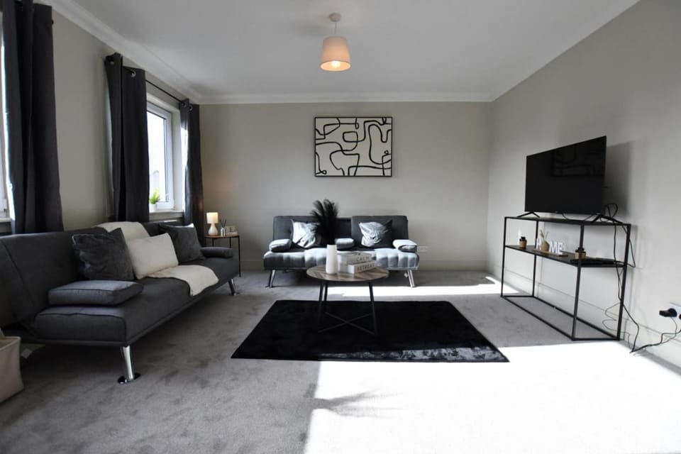 Free Parking- Sleeps 8 - 3 Bedrooms - City Centre Apartment in Hawick